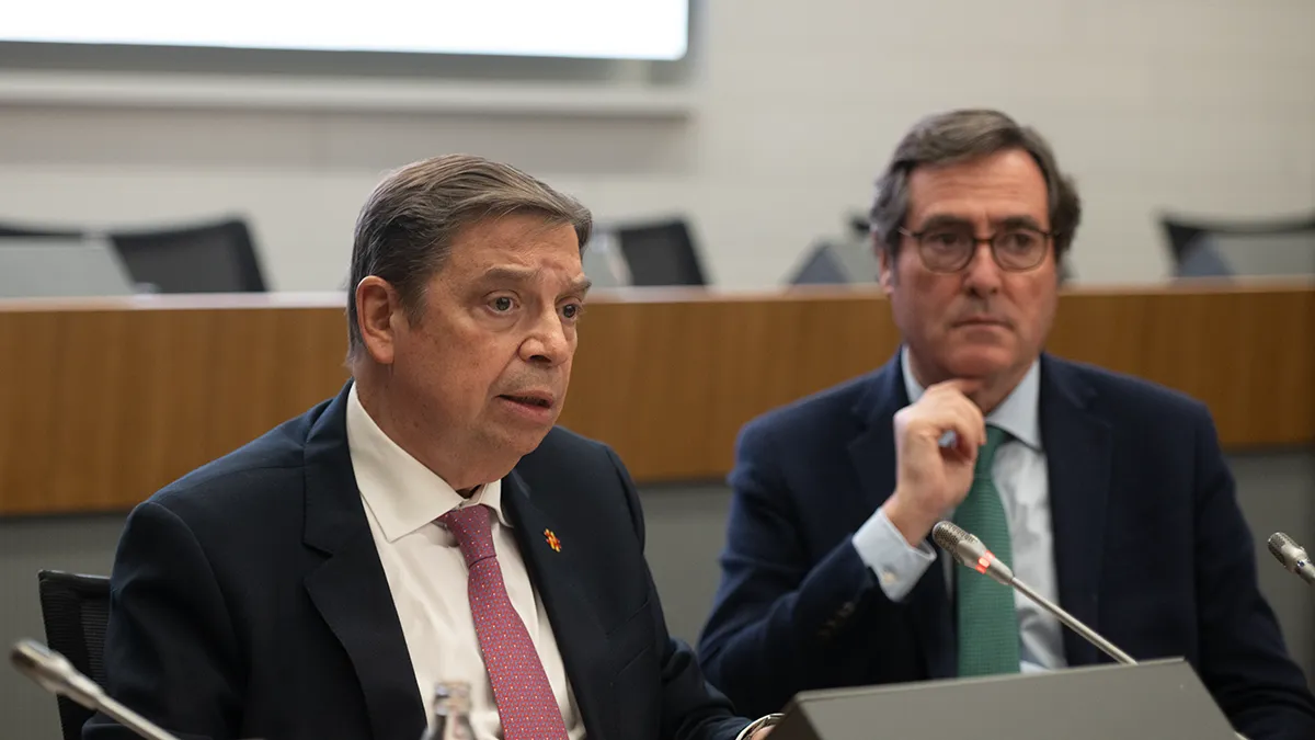 El ministro de Agricultura, Pesca y Alimentación, Luis Planas (izqda.), junto el presidente de la CEOE, Antonio Garamendi - PHOTO/GUILLERMO LÓPEZ