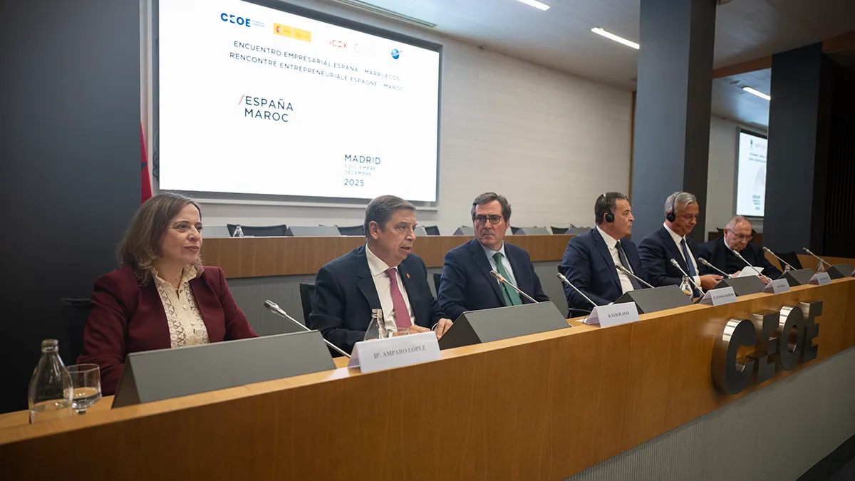 Izqda. a dcha: Amparo López Senovilla, secretaria de Estado de Comercio; Luis Planas, ministro de Agricultura; Antonio Garamendi, presidente de CEOE;  Chakib Alj, presidente de CGEM; Karim Zidane, ministro de Inversiones de Marruecos; y José Luis Bonet, presidente de la Cámara de Comercio de España - PHOTO/GUILLERMO LÓPEZ