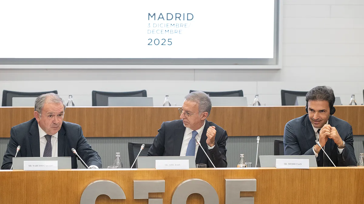 Izqda. a dcha.: Narciso Casado, secretario permanente de CEIB; Adil Rais, copresidente de CEMAES; y Mehdi Tazi, vicepresidente general de CGEM - PHOTO/GUILLERMO LÓPEZ