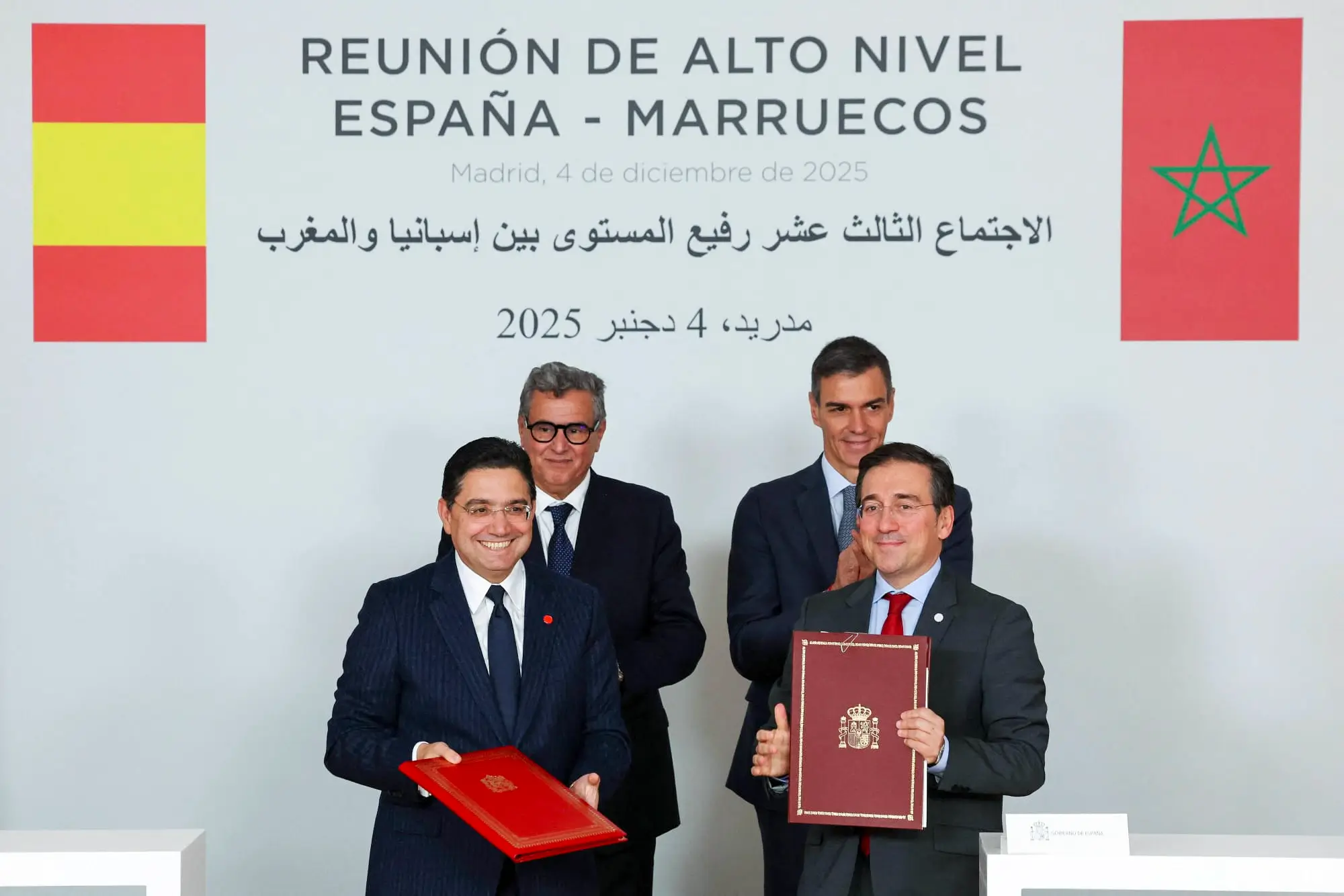 El presidente del Gobierno español, Pedro Sánchez, y el ministro del Interior marroquí, Aziz Akhannouch, asisten a la firma de acuerdos con el ministro de Asuntos Exteriores español, José Manuel Albares, y el ministro de Asuntos Exteriores marroquí, Nasser Bourita, en el Palacio de la Moncloa, en Madrid, España, el 4 de diciembre de 2025 - REUTERS/Violeta Santos