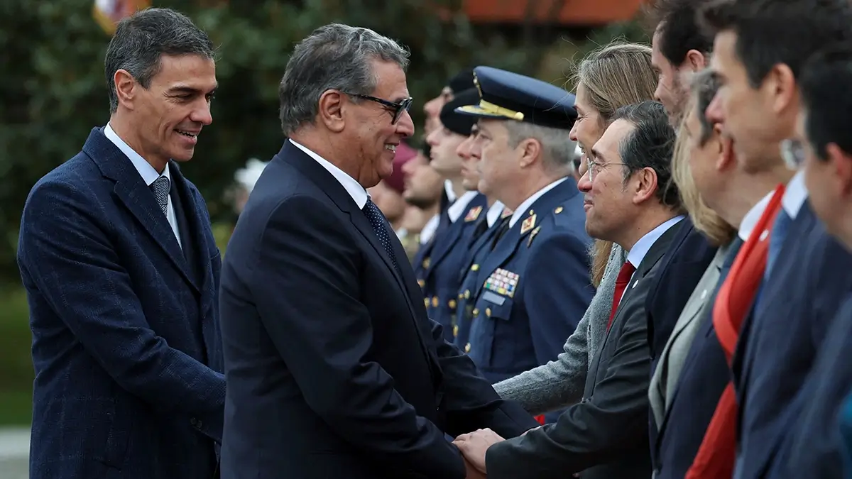 El primer ministro marroquí, Aziz Akhannouch, estrecha la mano del ministro de Asuntos Exteriores español, José Manuel Albares, junto al presidente del Gobierno español, Pedro Sánchez, durante una ceremonia de bienvenida con honores militares en el Palacio de la Moncloa, en Madrid, España, el 4 de diciembre de 2025 - REUTERS/Violeta Santos