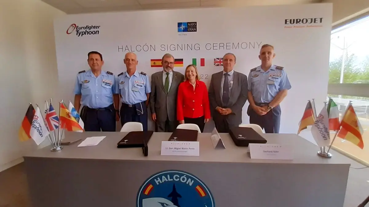 La secretaria de estado de Defensa, Amparo Valcarce, escenificó en junio de 2022 en el Salón Aeroespacial ILA de Berlín, la compra de 20 Eurofighter en el marco del programa bautizado Halcón - PHOTO/ILA Berlín