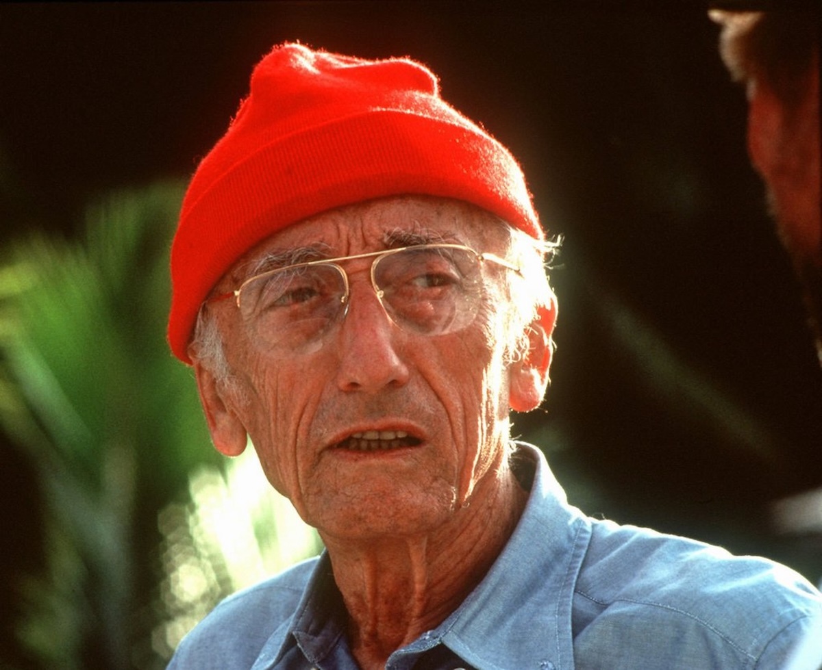 Portrait des franzoesischen Meeresforschers Jacques-Yves Cousteau (undatierte Aufnahme). Der hagere Mann mit dem wettergegerbten Gesicht und der typischen roten Wollmuetze war der beliebteste Franzose. Mit der legendaeren 'Calypso' war Cousteau seit 1950 auf den Weltmeeren unterwegs. Neben zahlreichen TV-Sendungen ueber die 'Geheimnisse des Meeres' drehte er mehrere Kinofilme. Darunter etwa 'Welt ohne Sonne', der 1964 als bester Dokumentarfilm mit einem Oscar ausgezeichnet wurde. Der Abenteurer veroeffentlichte zudem mehrere Buecher und war sein ganzes Leben lang ein Mahner gegen die Umweltzerstoerung. Jacques-Yves Cousteau starb am 25. Juni 1997 im Alter von 87 Jahren in seiner Pariser Wohnung. (KEYSTONE/AP/THE COUSTEAU SOCIETY)
