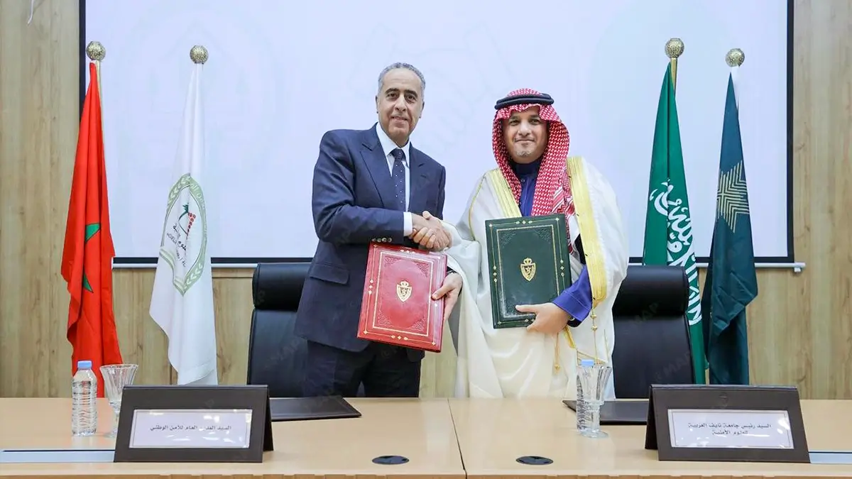 Abdellatif Hammouchi, director general de Seguridad Nacional y Vigilancia Territorial (DGSN-DGST), junto a Abdul Aziz bin Saud, director general de la Universidad Árabe Naif de Ciencias de Seguridad, en la ciudad de Ifrane, Marruecos el 5 de diciembre de 2025 - PHOTO/DGSN