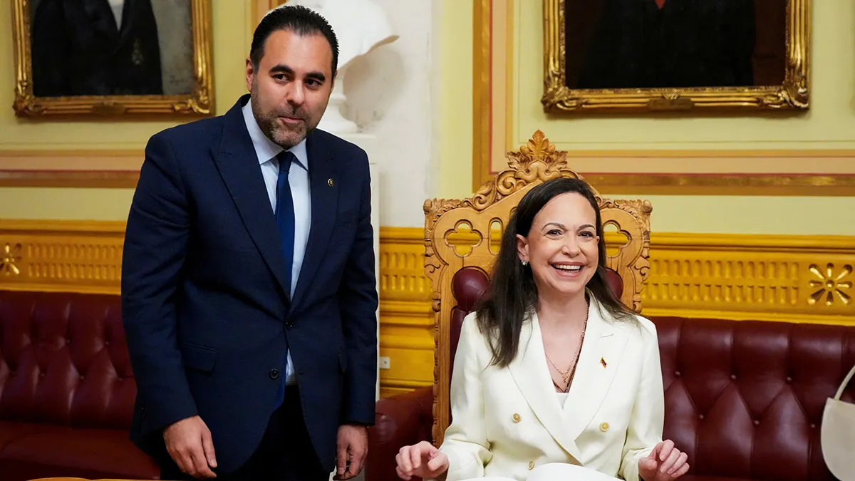 La ganadora del Premio Nobel de la Paz, María Corina Machado, reacciona junto al presidente del Parlamento noruego, Masud Gharahkhani, durante su visita al Storting, en Oslo, Noruega, el 11 de diciembre de 2025 - NTB/Ole Berg-Rusten vía REUTERS 