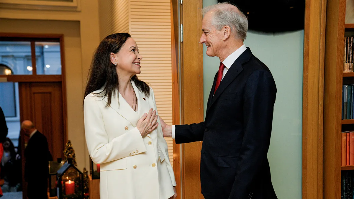 El primer ministro de Noruega, Jonas Gahr Store, se reúne con la ganadora del Premio Nobel de la Paz, María Corina Machado, durante su visita al Storting, en Oslo, Noruega, el 11 de diciembre de 2025 - NTB/Stian Lysberg Solum vía REUTERS
