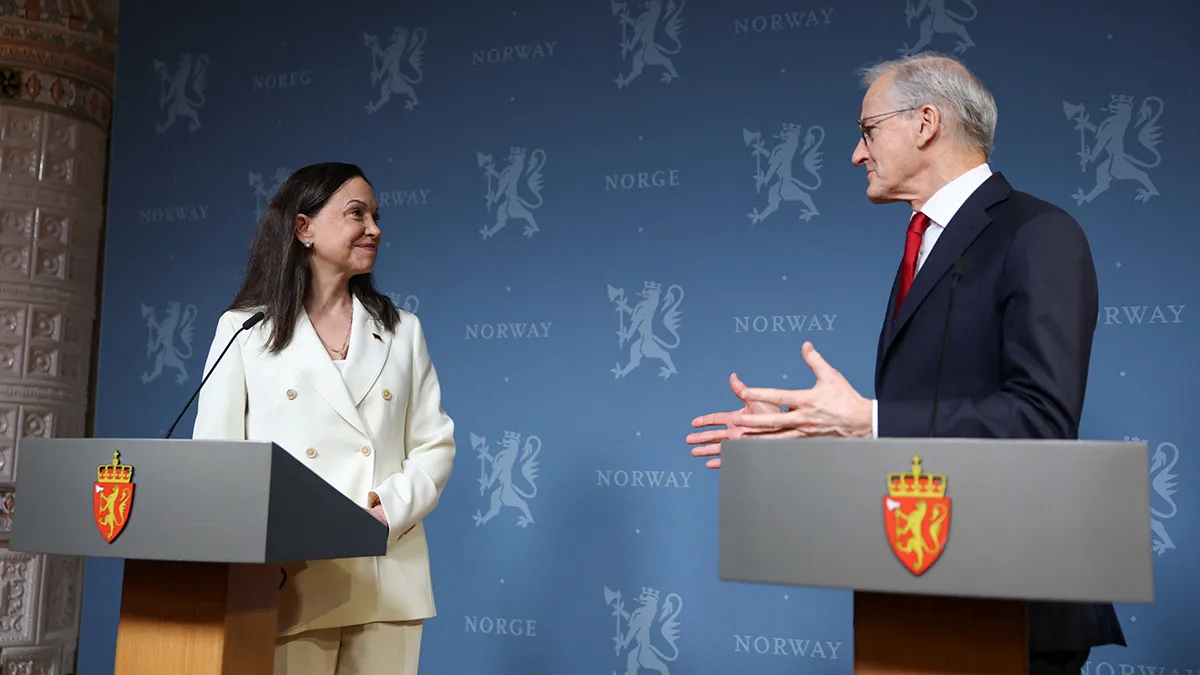 El primer ministro de Noruega, Jonas Gahr Store, y la premio Nobel de la Paz, María Corina Machado, asisten a una rueda de prensa en las instalaciones representativas del Gobierno en Oslo, Noruega, el 11 de diciembre de 2025 - REUTERS/ LEONHARD FOEGER