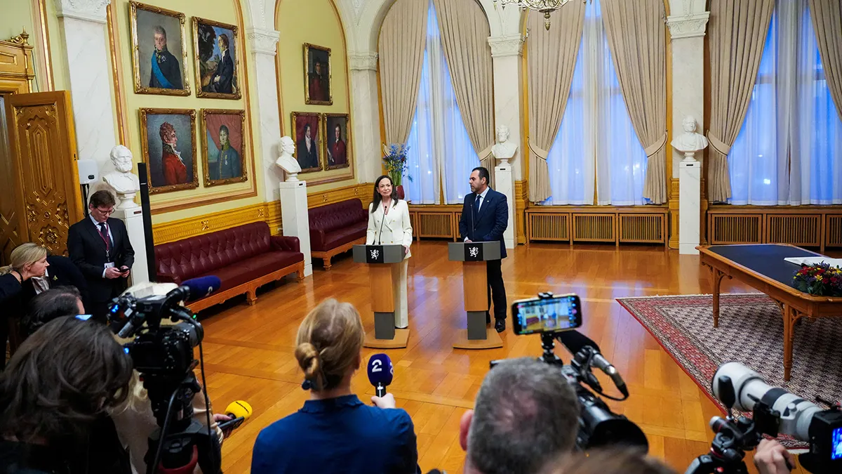 La ganadora del Premio Nobel de la Paz, María Corina Machado, habla junto al presidente del Parlamento noruego, Masud Gharahkhani, durante su visita al Storting, en Oslo, Noruega, el 11 de diciembre de 2025 - NTB/Ole Berg-Rusten vía REUTERS