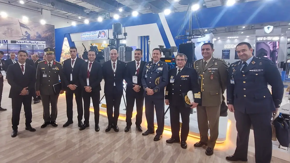 La delegación española en EDEX 2025 capitaneada por el teniente general Miguel Ivorra posa con los directivos de la gran empresa estatal egipcia Organización Árabe para la industrialización, AOI - PHOTO/Esqe