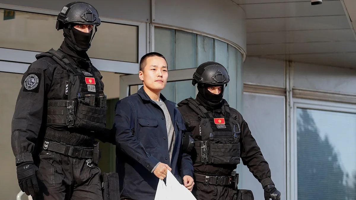 <p>Agentes de policía escoltan al cofundador de Terraform Labs, Do Kwon, después de que cumpliera una condena por falsificación de documentos, en Podgorica, Montenegro, el 23 de marzo de 2024 - REUTERS/ STEVO VASIJEVIC </p>
