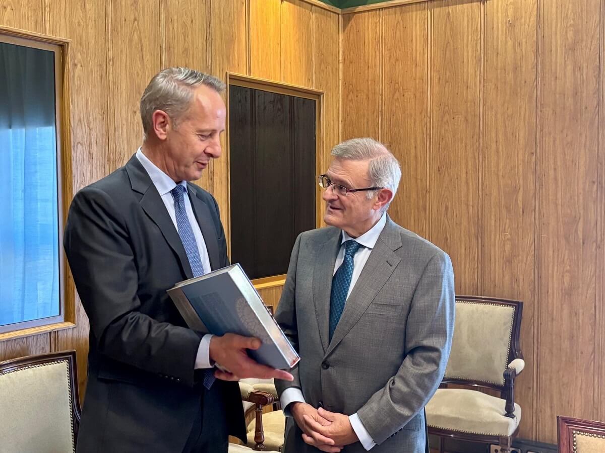 Imagen de RR.SS del director adjunto de la DGRIS francesa, teniente general Éric Peltier (izquierda), con su homólogo español, el teniente general Fernando López del Pozo, al frente de la DIGENPOL - PHOTO/DGRIS X