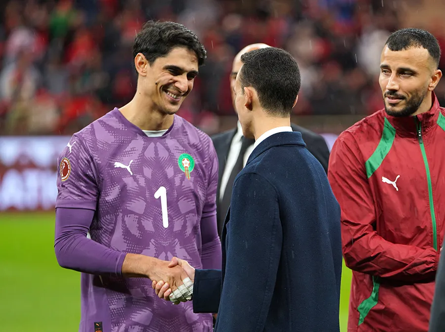 <p>El príncipe heredero de Marruecos, Moulay El Hassan, estrecha la mano del marroquí Yassine Bounou antes del partido entre Marruecos y Comoras en la Copa Africana de Naciones de la CAF - PHOTO/ REUTERS </p>
