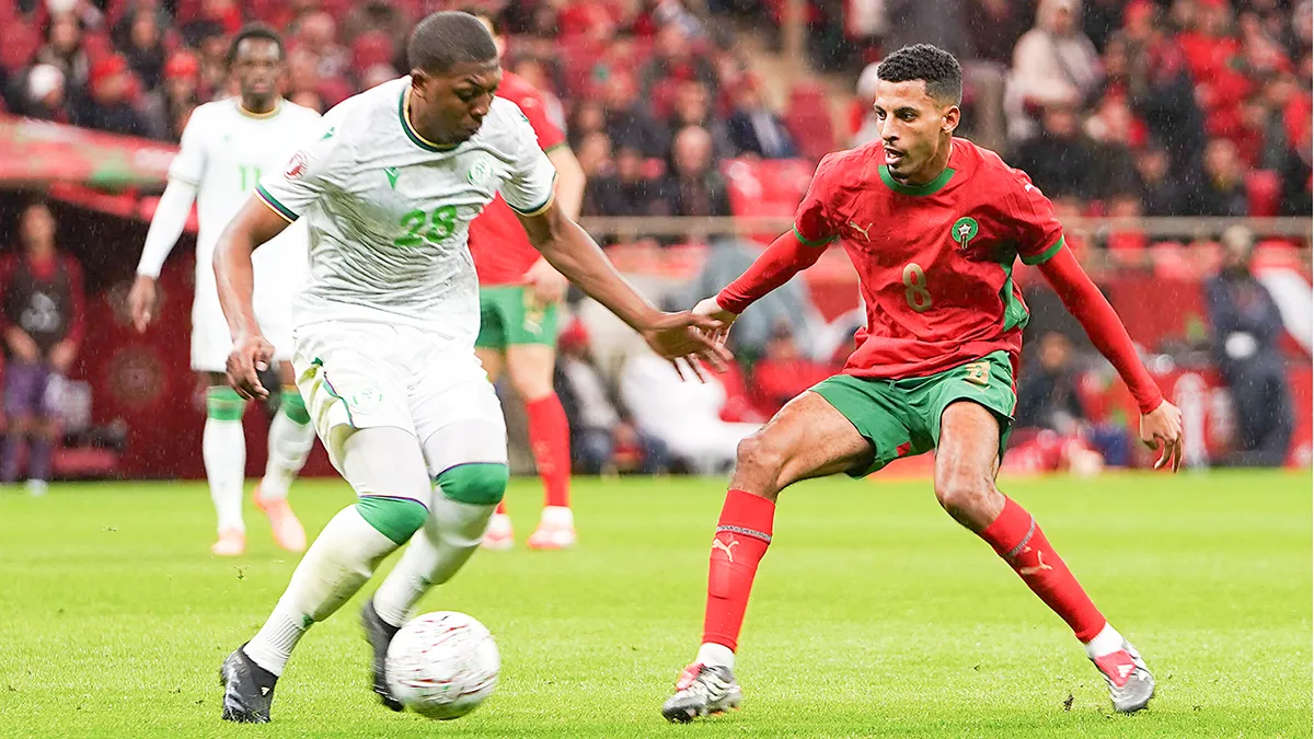 <p>Zaydou Youssef, de Comoras, en acción con Azzedine Ounahi, de Marruecos - PHOTO/ REUTERS </p>
