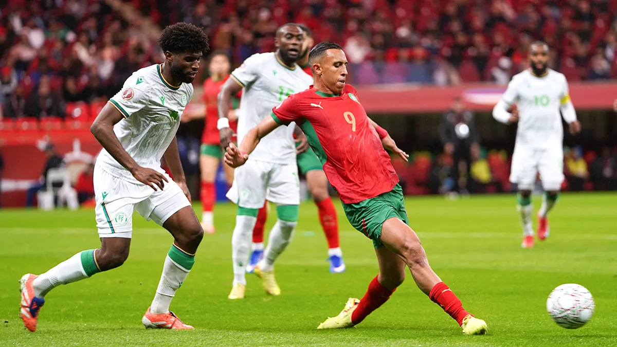 <p>Soufiane Rahimi, de Marruecos, en acción con Kenan Toibibou, de Comoras - PHOTO/REUTERS </p>
