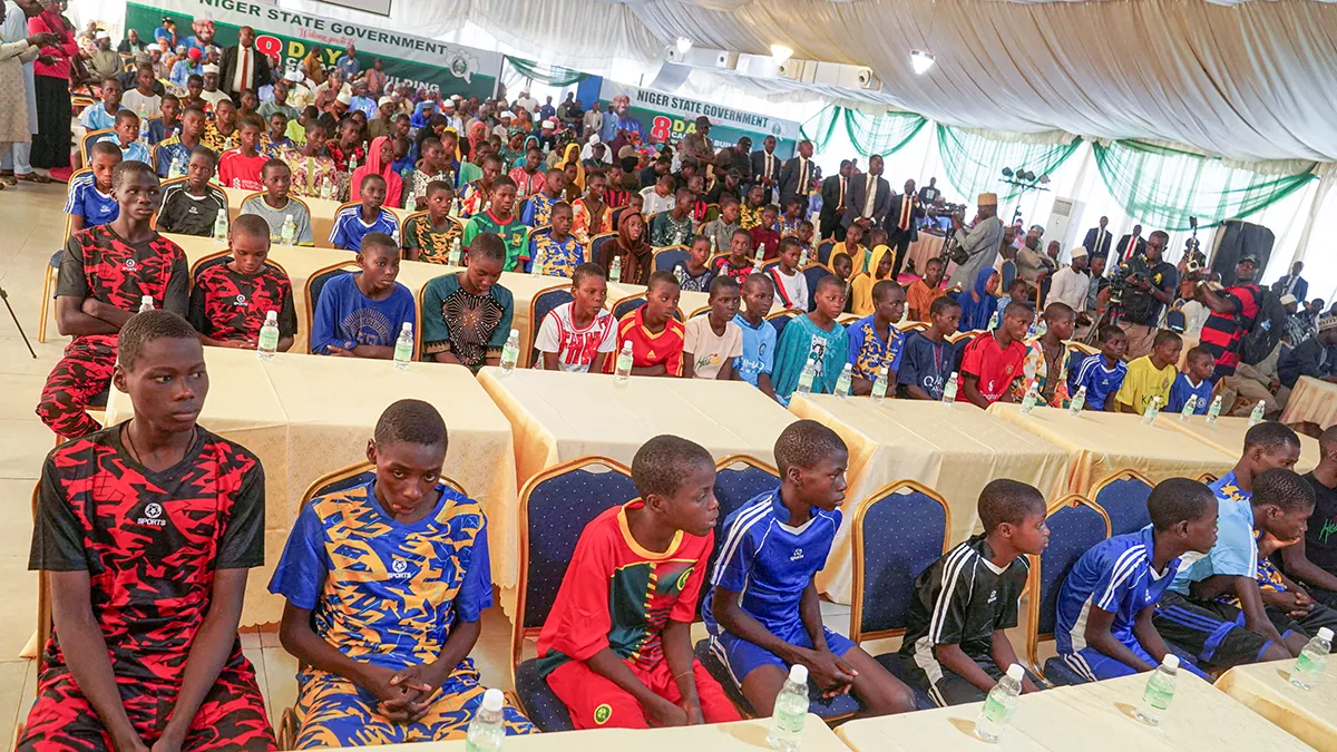 <p>Los escolares rescatados de la escuela St. Marys se sientan en la sede del Gobierno del estado de Níger tras ser liberados del cautiverio en el que se encontraban tras su secuestro por hombres armados, en Minna, Nigeria, el 8 de diciembre de 2025 - REUTERS/ MARVELLOUS DUROWAIYE </p>
