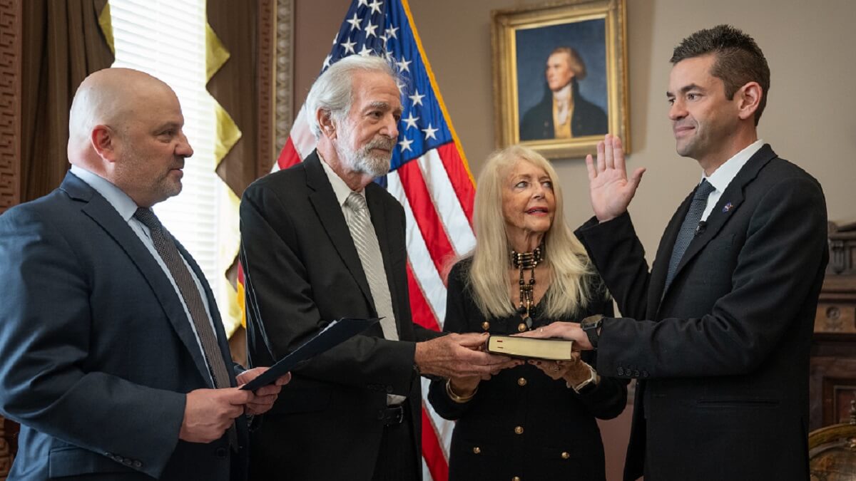 El juez federal Timothy Kelly (izquierda) toma juramento el 18 de diciembre a Jared Isaacman como nuevo administrador de la NASA en presencia de sus padres - PHOTO/NASA-Bill Ingalls