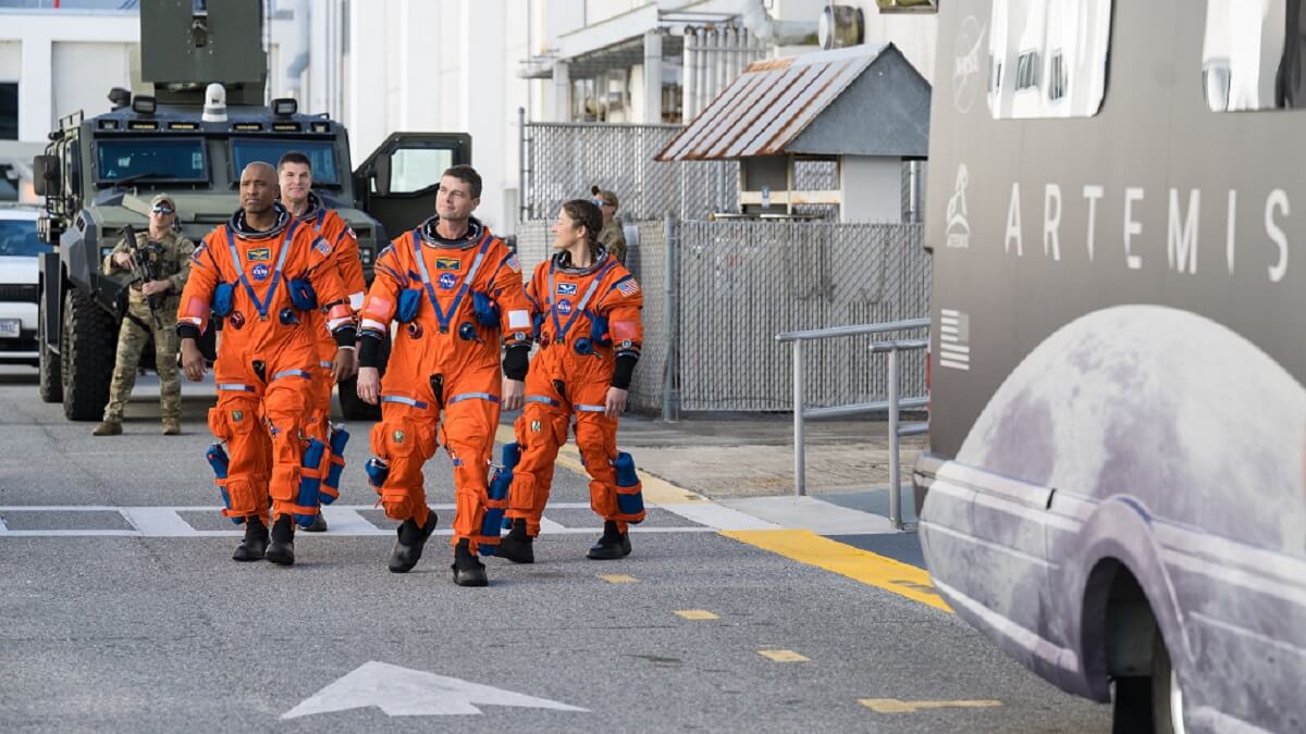 Los cuatro astronautas seleccionados para la misión Artemis II a la Luna se encaminan hacia la capsula Orión en el marco del programa de ensayos para el despegue, previsto a partir del 5 de febrero - PHOTO/NASA - Aubrey Gemignani