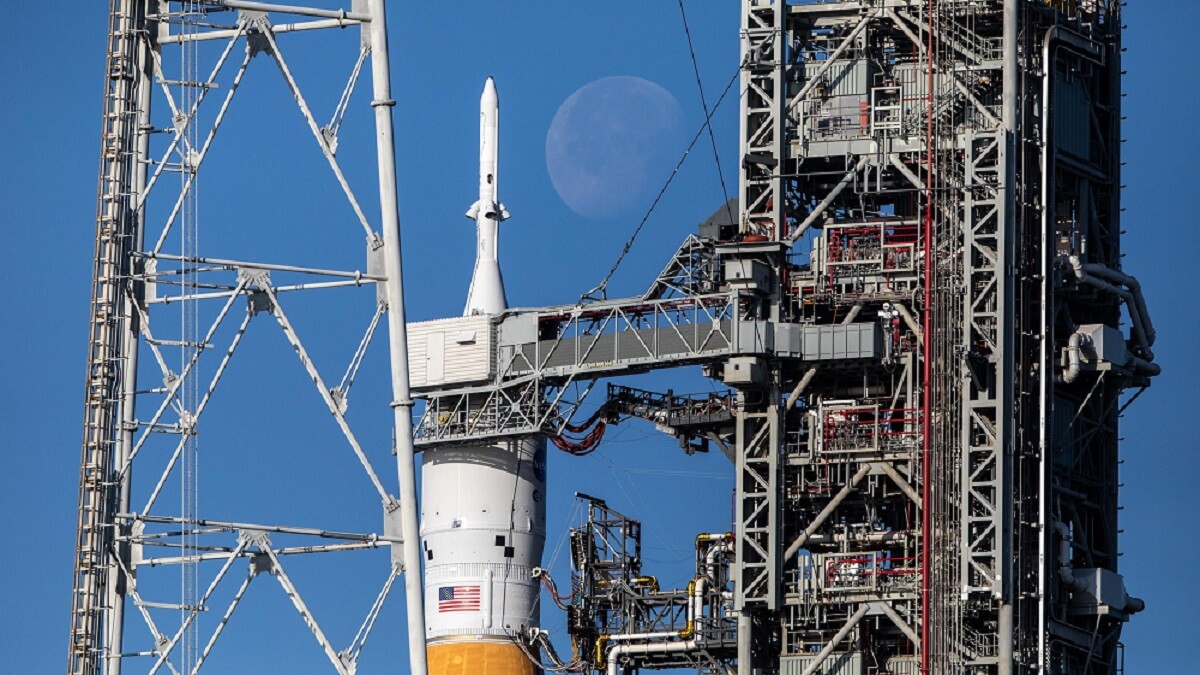 Ben Smegelsky - El presidente Trump exige que el retorno de astronautas de la NASA a la Luna tenga lugar en 2028 con la misión Artemis III y a bordo del sistema de lanzamiento SLS, el cuyo cohete desarrollo ya está completado - PHOTO/NASA