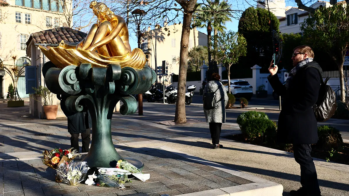 <p paraid="924513586" paraeid="{7fc55f43-b6ee-461e-ad9b-fa1c609849c5}{29}">Un hombre fotografía la estatua de la fallecida cantante, actriz y activista por los derechos de los animales Brigitte Bardot, en la Place Blanqui de Saint Tropez, Francia, el 28 de diciembre de 2025 - REUTERS/ MANON CRUZ </p>
