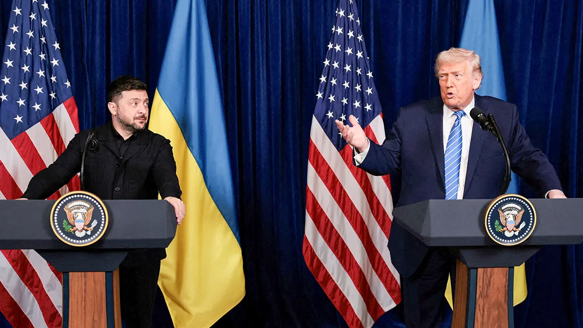 <p>El presidente ucraniano Volodymyr Zelenski escucha al presidente estadounidense Donald Trump, durante una rueda de prensa celebrada en el club Mar-a-Lago de Trump, en Palm Beach, Florida (Estados Unidos), el 28 de diciembre de 2025 - REUTERS/ JONATHAN ERNST </p>
