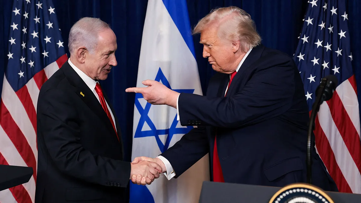 El presidente estadounidense Donald Trump señala con el dedo al primer ministro israelí Benjamin Netanyahu mientras se dan la mano durante una rueda de prensa tras reunirse en el club Mar-a-Lago de Trump en Palm Beach, Florida (EE. UU.), el 29 de diciembre de 2025 - REUTERS/ JOHATHAN ERNST