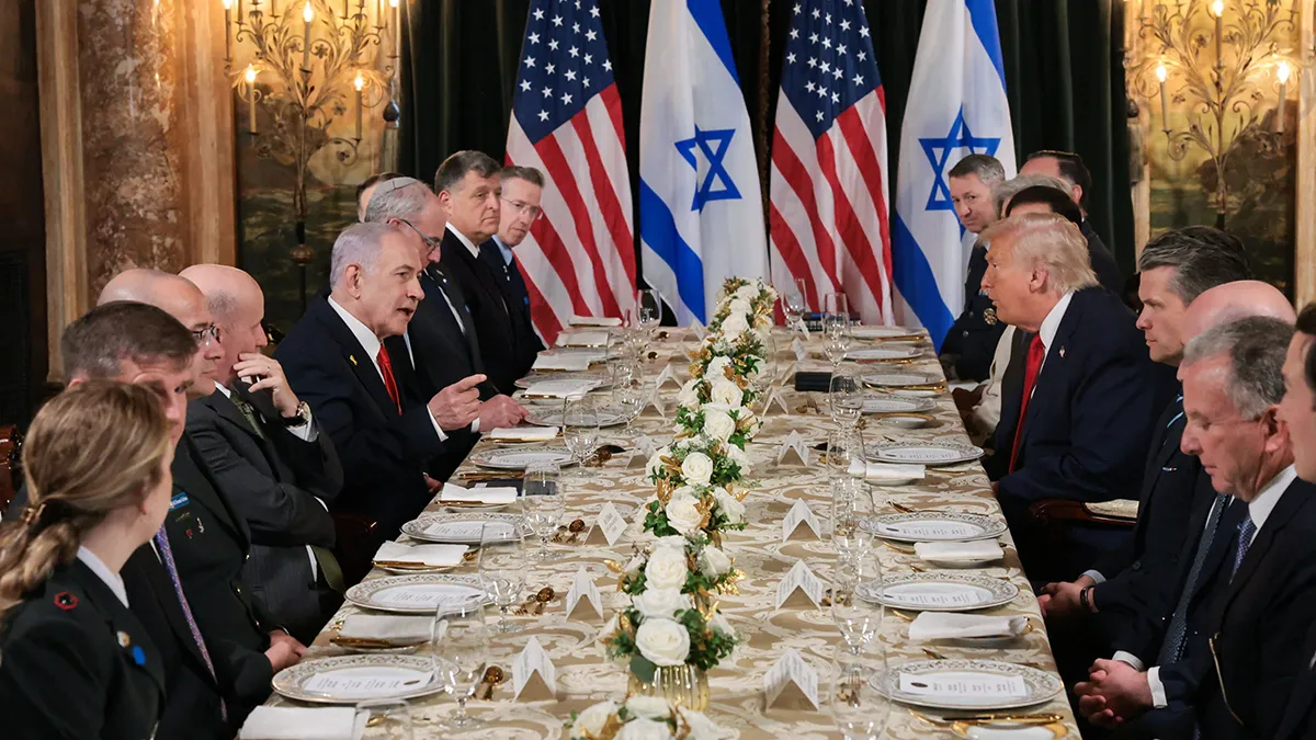 El presidente estadounidense Donald Trump y el primer ministro israelí Benjamin Netanyahu, junto con sus delegaciones, se reúnen en el club Mar-a-Lago de Trump en Palm Beach, Florida (EE. UU.), el 29 de diciembre de 2025 - REUTERS/ JONATHAN ERNST