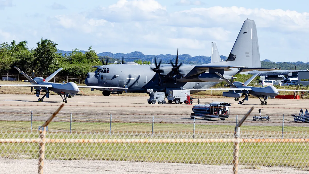 Un avión C-130J Super Hercules de la Fuerza Aérea de los Estados Unidos rueda por la pista antes de despegar del aeropuerto Rafael Hernández, en medio de las tensiones entre la administración del presidente estadounidense Donald Trump y el gobierno del presidente venezolano Nicolás Maduro, en Aguadilla, Puerto Rico, el 28 de diciembre de 2025 - REUTERS/ EVA MARIE UZCATEGUI