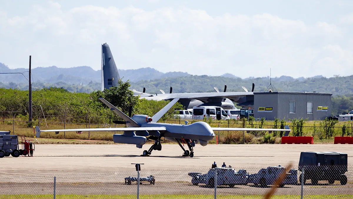 Personal trabajando en un avión MQ-9 Reaper de la Fuerza Aérea de los Estados Unidos estacionado en la pista del Aeropuerto Rafael Hernández, en medio de las tensiones entre la administración del presidente estadounidense Donald Trump y el gobierno del presidente venezolano Nicolás Maduro, en Aguadilla, Puerto Rico, el 26 de diciembre de 2025 - REUTERS/ EVA MARIE UZCATEGUI
