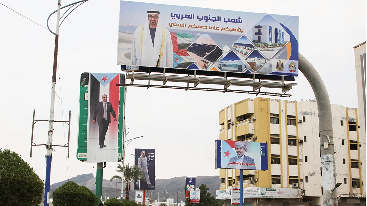 Vallas publicitarias con imágenes del jeque Mohamed bin Zayed Al Nahyan, presidente de los Emiratos Árabes Unidos, y Aidarous al-Zubaidi, líder del Consejo de Transición del Sur (STC), separatista y respaldado por los EAU, en Adén, Yemen, el 30 de diciembre de 2025 - REUTERS/ FAWAZ SALMAN