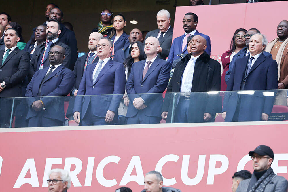 <p paraid="970717733" paraeid="{dd27e5a7-7db7-4316-aa3b-9c05ff82f5d2}{205}">El presidente de la Real Federación Marroquí de Fútbol, Fouzi Lekjaa, el presidente de la FIFA, Gianni Infantino, y el presidente de la CAF, Patrice Motsepe, en las gradas antes del partido - REUTERS/ AMR ABDALLAH</p>
