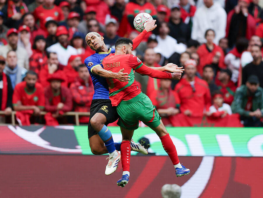 <p>Haji Mnoga, de Tanzania, en acción con Noussair Mazraoui, de Marruecos - REUTERS/ AMR ABDALLAH</p>
