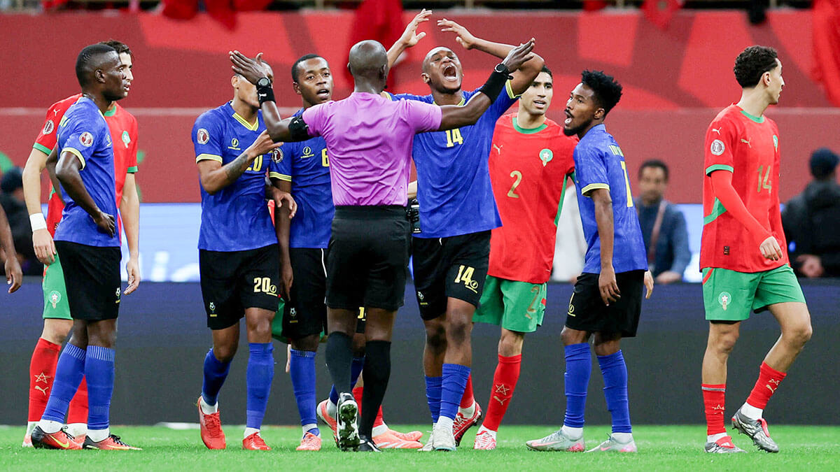 <p>El tanzano Bakari Mwamnyeto protesta ante el árbitro Boubou Traore - REUTERS/ AMR ABDALLAH</p>
