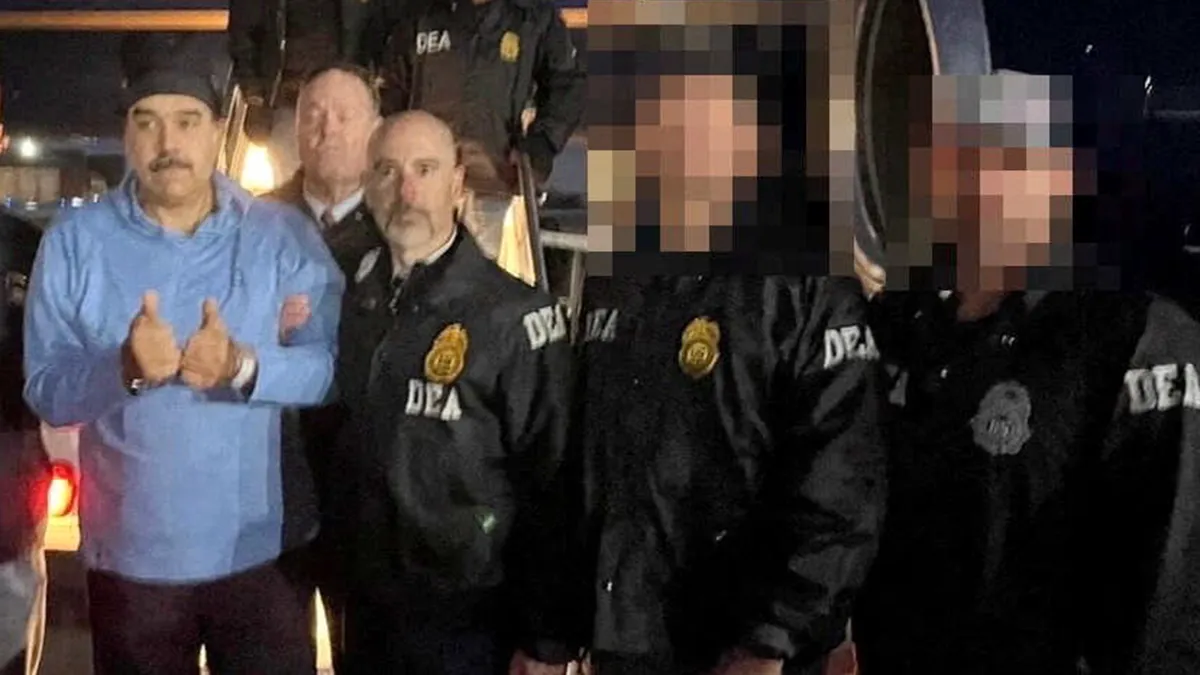 <p>El presidente venezolano Nicolás Maduro posa junto al administrador de la Agencia Antidrogas de Estados Unidos (DEA), Terry Cole, mientras es escoltado desde un avión federal estadounidense en la Base Aérea Nacional Stewart, en Newburgh, Nueva York, Estados Unidos, el 3 de enero de 2026 - PHOTO/ REUTERS</p>
