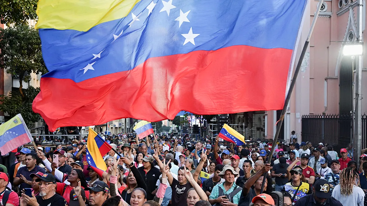 <p paraid="1319348711" paraeid="{e6cc41b4-2171-496a-b8e2-e6de257de100}{214}">Miembros del grupo miliciano conocido como Colectivos participan en una marcha para pedir la liberación del presidente de Venezuela, Nicolás Maduro, después de que él y su esposa, Cilia Flores, fueran capturados tras los ataques estadounidenses contra Venezuela, en Caracas, Venezuela, el 4 de enero de 2026 - REUTERS/ GABY ORAA</p>
