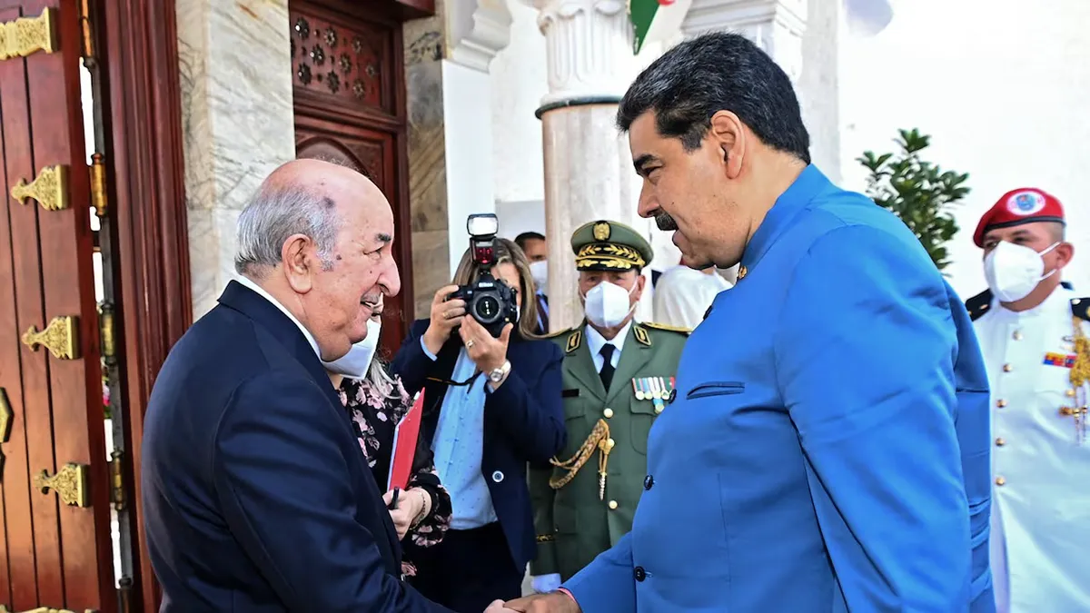 Nicolás Maduro, presidente de Venezuela, junto a Abdelmadjid Tebboune, presidente argelino durante una visita presidencial en Argel, Argelia
