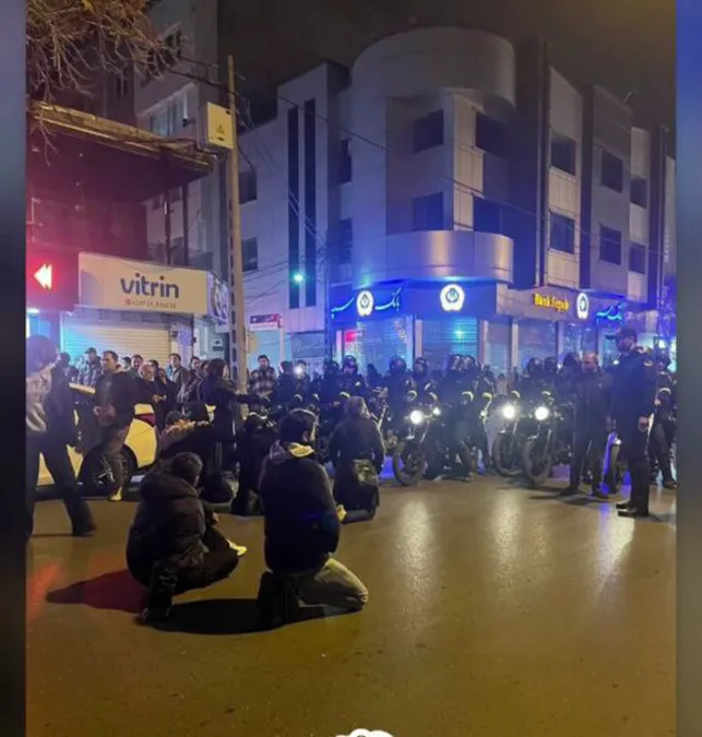 Algunos de los manifestantes cuyas imágenes se hicieron virales por sentarse frente a las fuerzas de seguridad del régimen islámico de Iran —bloqueándoles el paso e impidiéndoles reprimir las protestas contra el régimen— ahora han sido arrestados - PHOTO/X/<a target="_blank"  data-cke-saved-href="https://x.com/BabakTaghvaee1/status/2008580106722164920/photo/3" href="https://x.com/BabakTaghvaee1/status/2008580106722164920/photo/3">@BabakTaghvaee1</a>