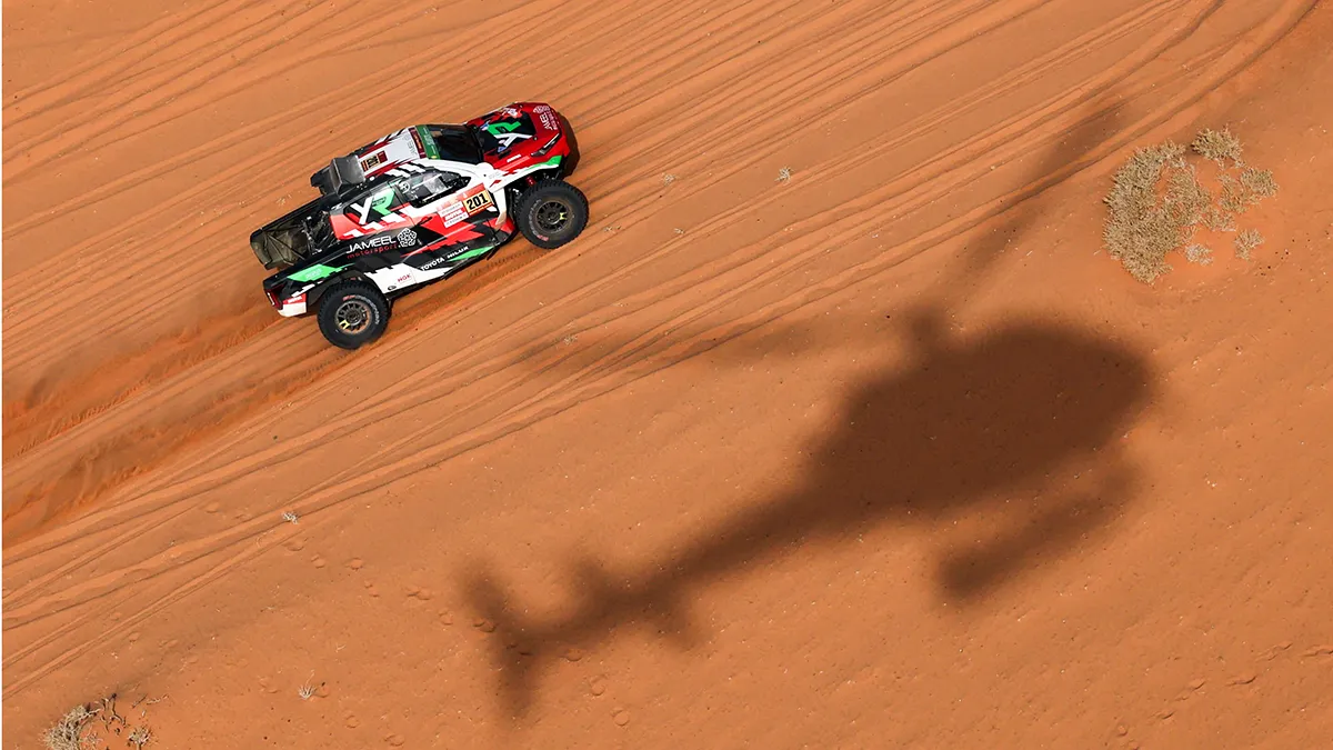 Yazeed Al Rajhi y Timo Gottschalk, de Overdrive Racing, en acción mientras se ve la sombra de un helicóptero durante la etapa 3 - REUTERS/ STEPHANE MAHE