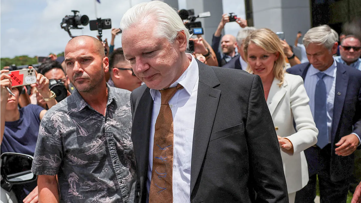 <p>El fundador de WikiLeaks, Julian Assange, sale junto con sus abogados Barry Pollack y Jennifer Robinson del Tribunal de Distrito de los Estados Unidos tras una audiencia, en Saipán, Islas Marianas del Norte, EE. UU., el 26 de junio de 2024 - REUTERS/ KIM HONG-JI</p>
