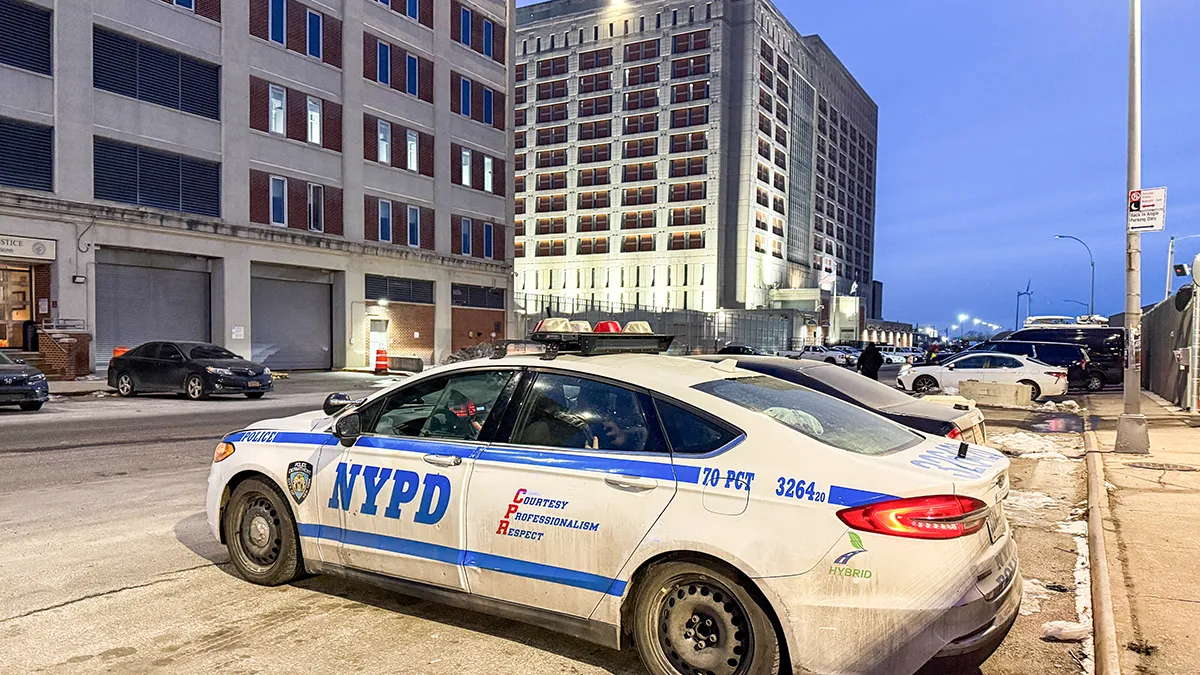 <p paraid="352495498" paraeid="{5348e5e6-7e57-4cb2-b094-ff09c04576e9}{171}">Un vehículo de la policía de Nueva York se encuentra cerca del Centro Metropolitano de Detención de Brooklyn (MDC Brooklyn) después de que Estados Unidos atacara Venezuela y capturara a su presidente Nicolás Maduro y a su esposa Cilia Flores, en la ciudad de Nueva York, Estados Unidos, el 3 de enero de 2026 - REUTERS/ EDUARDO MUÑOZ</p>
