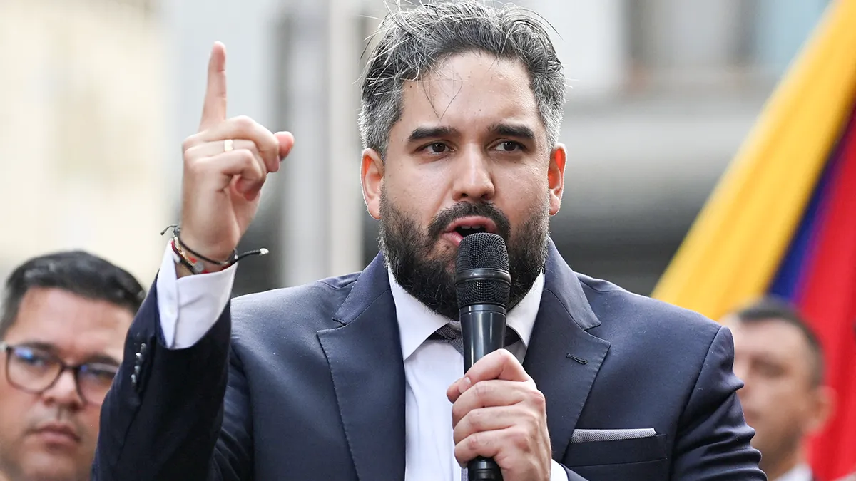 <p paraid="108303860" paraeid="{5348e5e6-7e57-4cb2-b094-ff09c04576e9}{113}">Nicolás Maduro Guerra, hijo del derrocado presidente Nicolás Maduro, se dirige a los manifestantes el día en que la vicepresidenta Delcy Rodríguez juró formalmente como presidenta interina de Venezuela, mientras Nicolás Maduro comparecía ante un tribunal de Nueva York después de que la administración Trump lo destituyera del poder, en Caracas, Venezuela, el 5 de enero de 2026 - REUTERS/ MAXWELL BRICEÑO</p>
