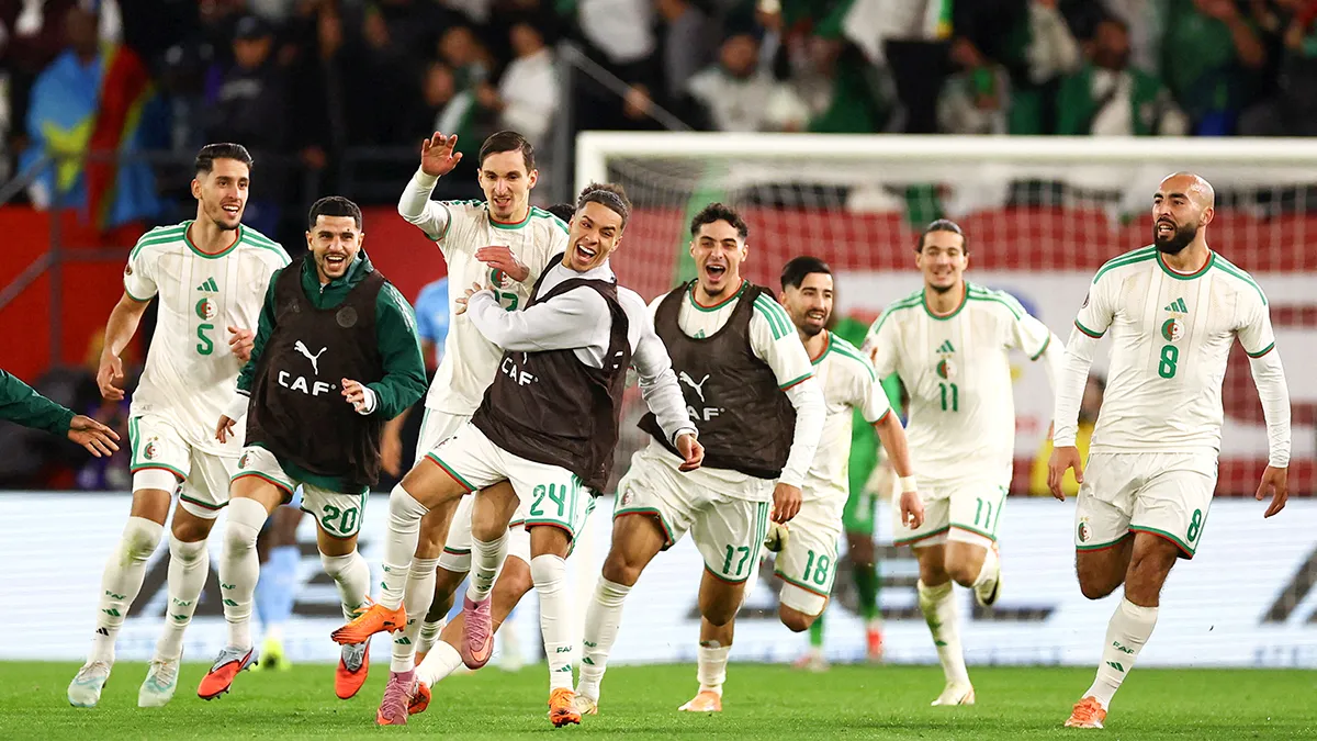 <p>El argelino Adil Boulbina celebra su primer gol con sus compañeros de equipo en la prórroga en el partido entre Argelia contra República Democrática del Congo el de enero de 2026 - REUTERS/ SIPHIWE SIBEKO </p>
