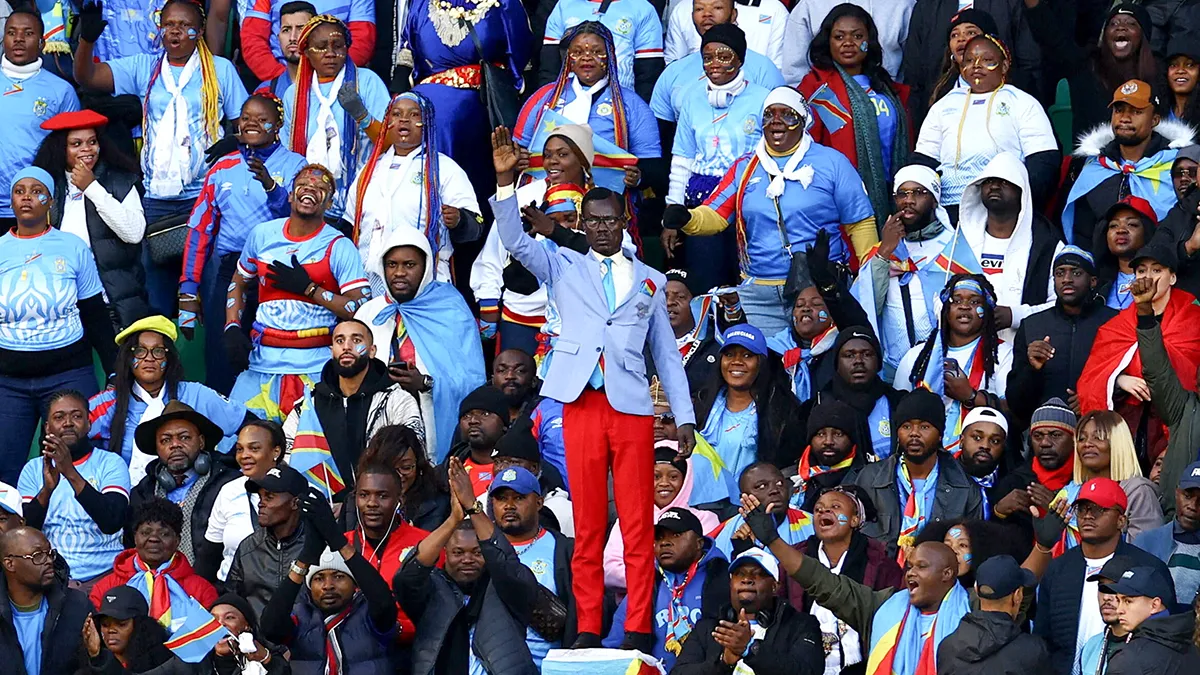 <p>Michel Nkuka Mboladinga, aficionado de la República Democrática del Congo, posa como una estatua del héroe de la independencia del país, Patrice Lumumba, durante el partido - REUTERS/ SIPHIWE SIBEKO</p>
