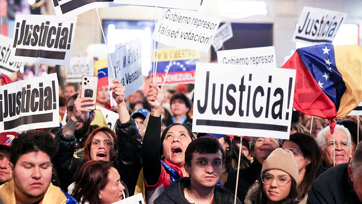 Partidarios del líder opositor venezolano Edmundo González se manifiestan en solidaridad con las protestas en Venezuela contra la toma de posesión del presidente Nicolás Maduro el viernes, en el centro de Madrid, España, el 9 de enero de 2025 - REUTERS/ VIOLETA SANTOS MOURA