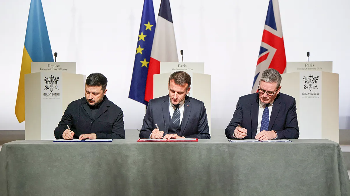 <p paraid="377695300" paraeid="{34e37f80-136a-4eea-8b37-8127af818fd8}{66}">El presidente de Ucrania, Volodymyr Zelensky, el presidente de Francia, Emmanuel Macron, y el primer ministro británico, Keir Starmer, firman la declaración sobre el despliegue de fuerzas tras el alto el fuego en Ucrania durante la denominada cumbre de la Coalición de los Dispuestos, en el Palacio del Elíseo de París, Francia, el 6 de enero de 2026 </p>

<p paraid="419330881" paraeid="{34e37f80-136a-4eea-8b37-8127af818fd8}{92}">PHOTO/ LUDOVIC MARIN via REUTERS </p>
