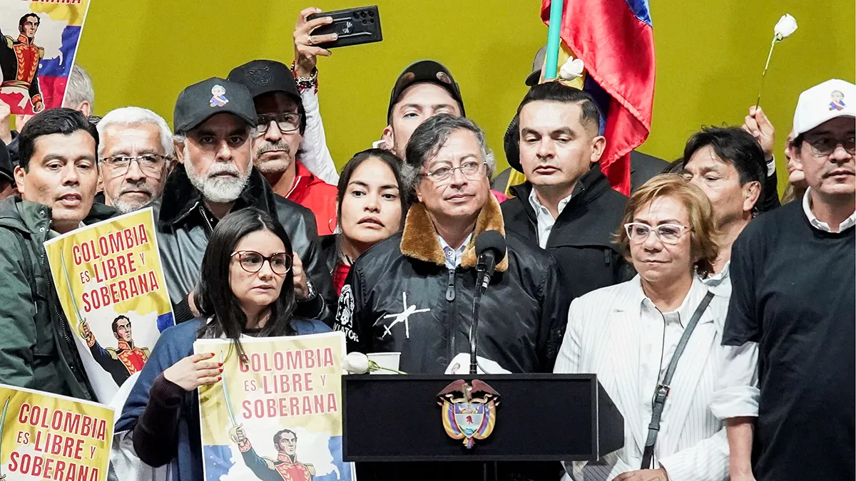 <p paraid="590429316" paraeid="{34e37f80-136a-4eea-8b37-8127af818fd8}{154}">El presidente colombiano Gustavo Petro asiste a una manifestación en defensa de la soberanía nacional, tras las declaraciones del presidente estadounidense Donald Trump sugiriendo una posible intervención militar en Colombia, días después de que Estados Unidos atacara Venezuela y capturara a su presidente Nicolás Maduro y a su esposa Cilia Flores, en Bogotá, Colombia, el 7 de enero de 2026 - REUTERS/ SERGIO ACERO</p>
