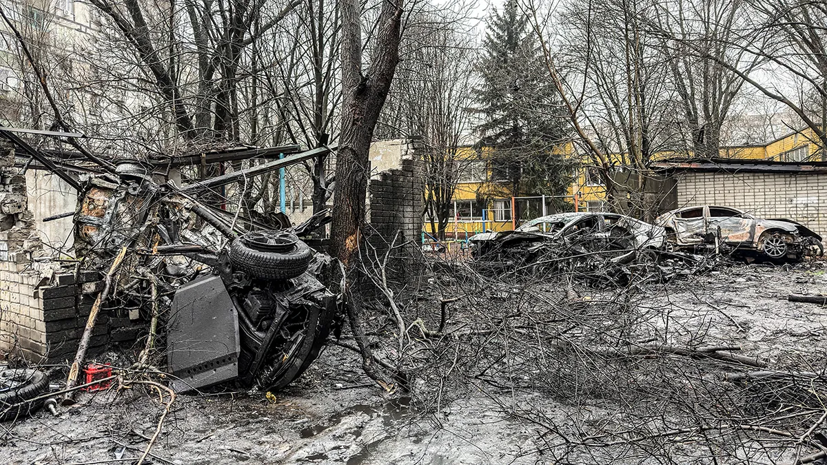 <p paraid="75543029" paraeid="{34e37f80-136a-4eea-8b37-8127af818fd8}{35}">Coches destruidos por un ataque con drones rusos a última hora de la tarde en una zona residencial, en medio del ataque de Rusia a Ucrania, en Dnipro, Ucrania, el 7 de enero de 2026 - REUTERS/ MYKHAILO MOSKALENKO </p>
