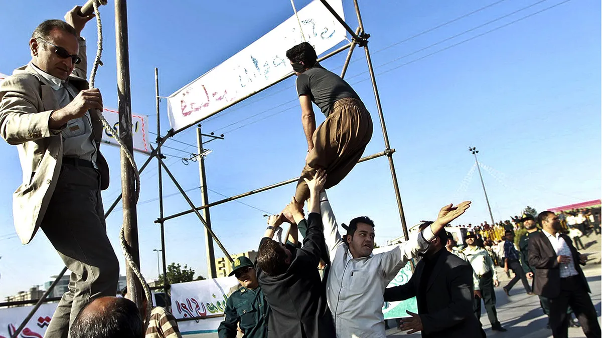 <p>En esta fotografía de archivo del 8 de mayo de 2013, publicada por la agencia de noticias iraní Mehr, varios hombres sostienen a un hombre ahorcado en público para impedir su ejecución, después de que la familia del policía al que había matado le indultara, en Mashhad, al noreste de Irán. Según la ley islámica, la familia de la víctima tiene la opción de perdonar al criminal en lugar de permitir que sea ejecutado. Según un informe de Amnistía Internacional publicado el miércoles 1 de abril de 2015, Irán registró al menos 289 ejecuciones en 2014 - AP/ MEHDI BOLOURIAN </p>
