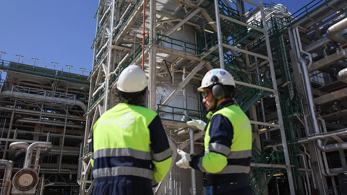 Trabajadores en la refinería Galp en Sines, Portugal - REUTERS/ PEDRO NUNES