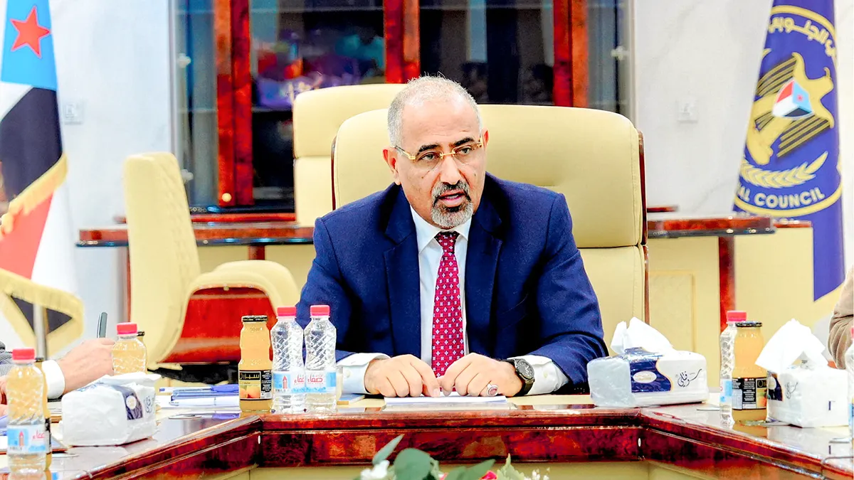 <p>Aidarous al-Zubaidi, líder del Consejo de Transición del Sur de Yemen (STC), quien, según la coalición respaldada por Arabia Saudita, huyó a un destino desconocido, preside una reunión en Adén, Yemen, el 26 de febrero de 2025 - PHOTO/ Consejo de Transición del Sur VIA REUTERS </p>
