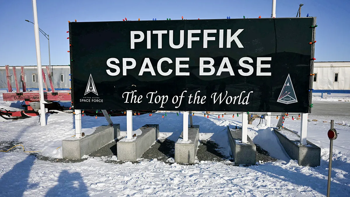 <p>Una vista muestra un cartel en la base espacial militar estadounidense Pituffik, en Groenlandia - PHOTO/ JIM WATSON via  REUTERS </p>
